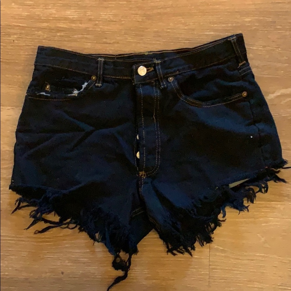 Vintage black Levi’s denim shorts - Picture 2 of 3